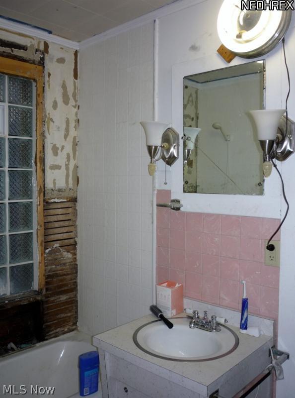 1056 Amherst Road Northeast Massillon, OH 44646 - Photo 10 of 11 Gallery Image 10