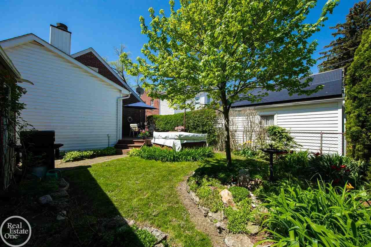 404 Cloverly Road Grosse Pointe, MI 48236 - Photo 10 of 37 50074471-9.JPG