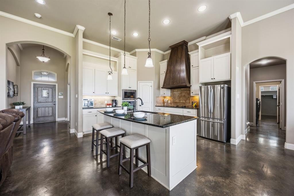 6621 Singleton Road Midlothian, TX 76065 - Photo 2 of 32 Breakfast bar + kitchen island