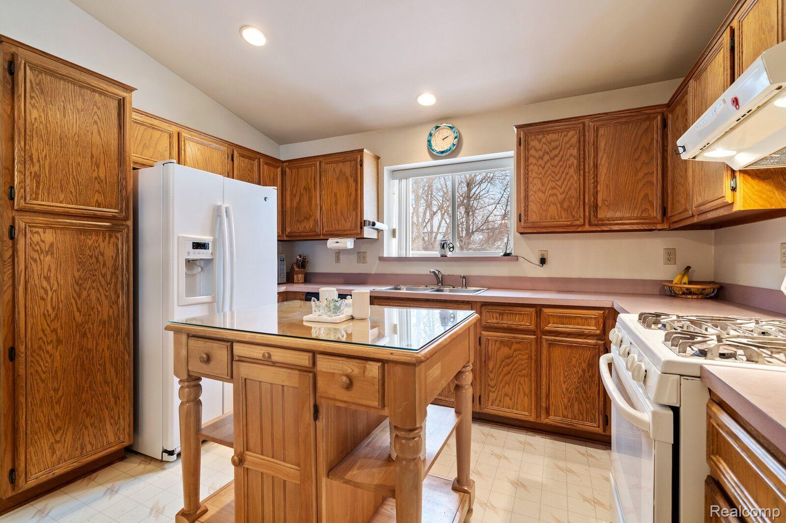 18757 Common Road Roseville, MI 48066 - Photo 11 of 22 Gallery Image 11