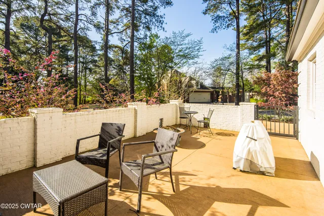 $659,999 | 23 Fairfield Place, Jackson, TN 38305