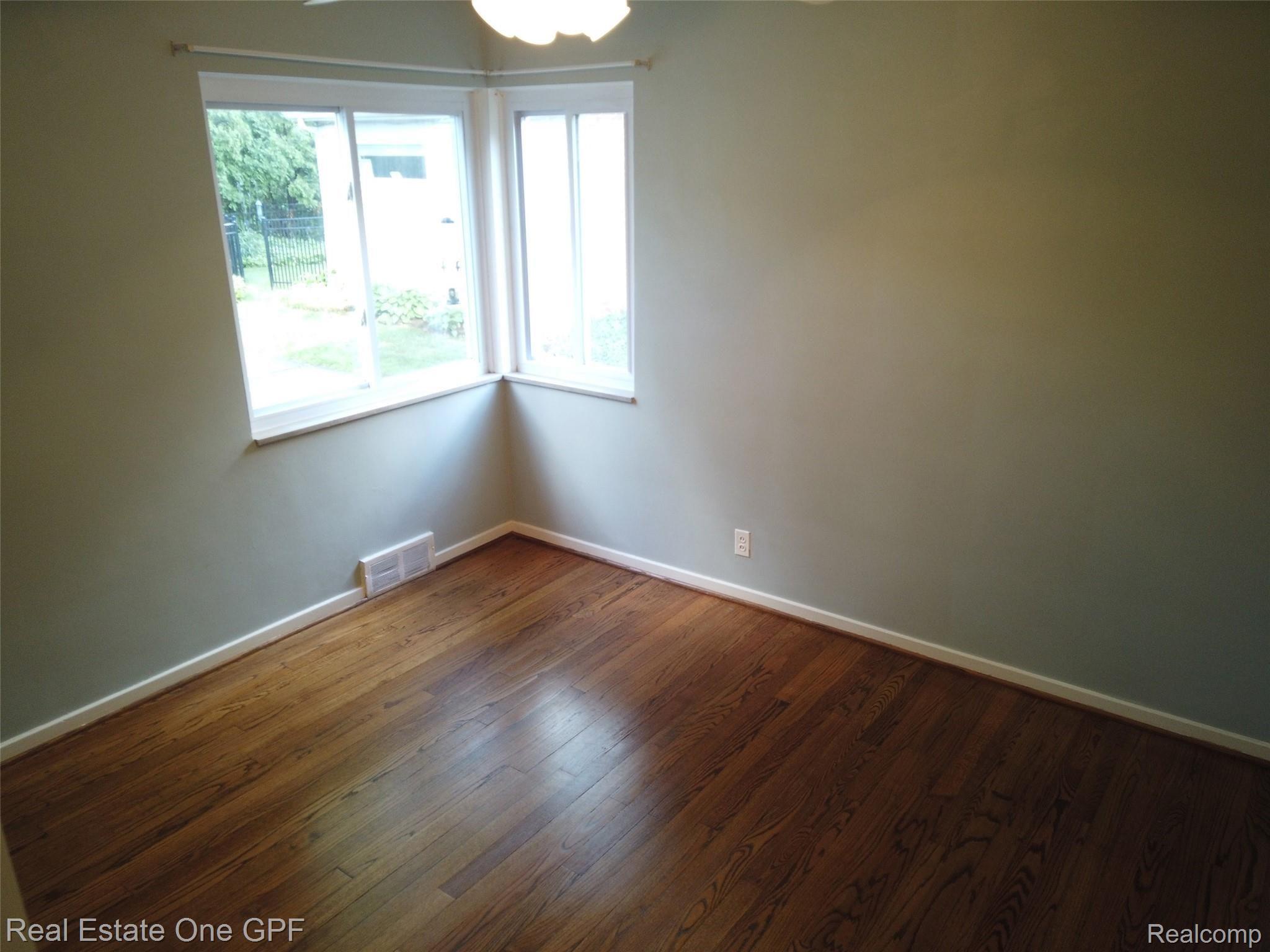 470 Lexington Road Grosse Pointe, MI 48236 - Photo 8 of 19 04 DJI_0758.jpg