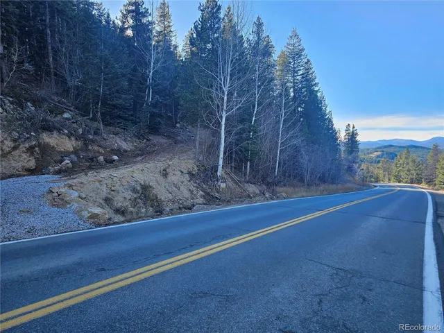 a view of a back yard