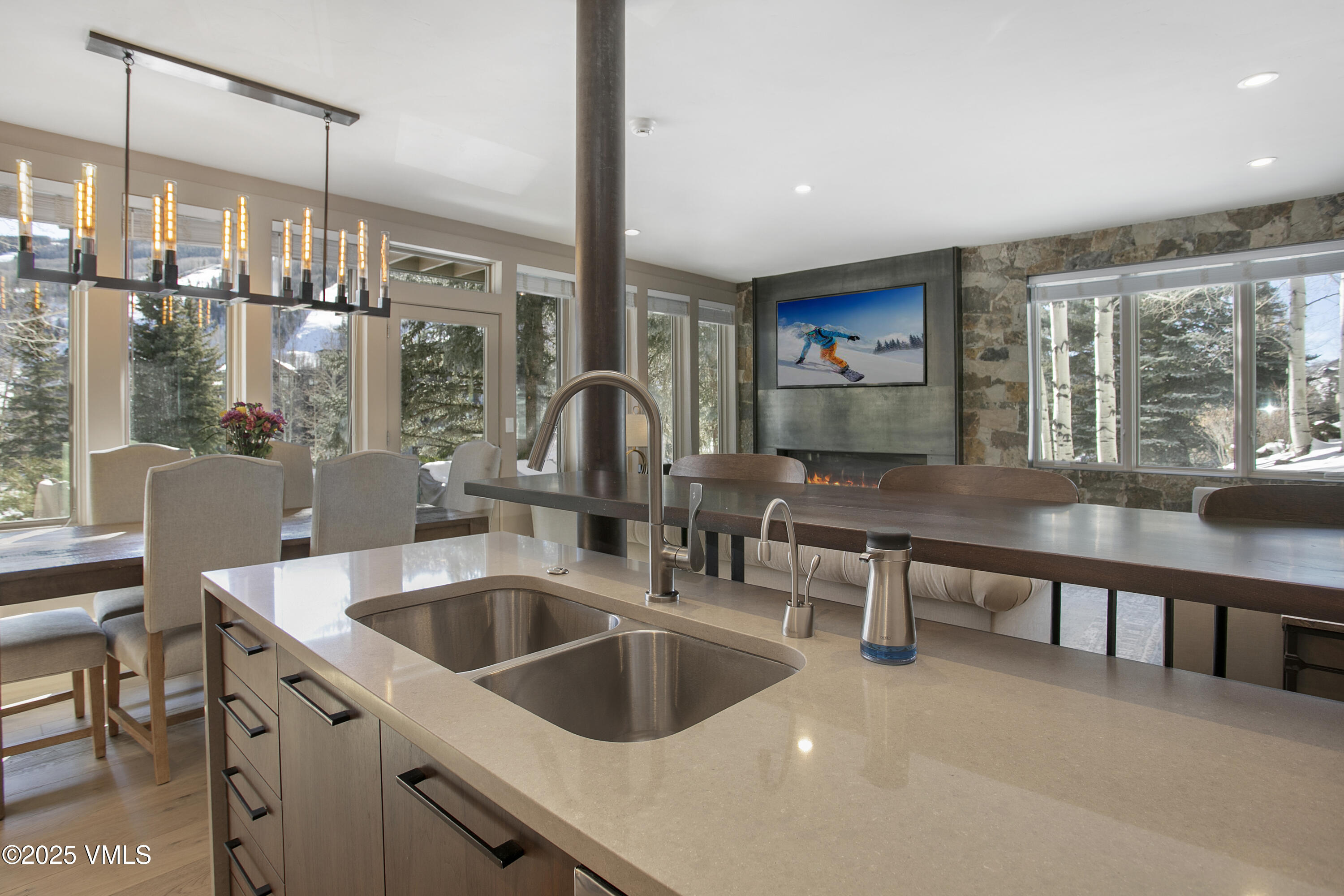 605 North Frontage Road West, Unit 14A Vail, CO 81657 - Photo 3 of 34 Sunvaiil 14A-021