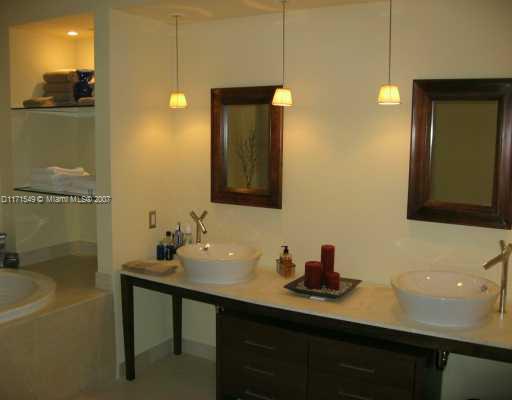 450 Alton Road, Unit 3205 Miami Beach, FL 33139 - Photo 5 of 8 Bath/Spa Master