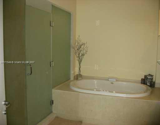 450 Alton Road, Unit 3205 Miami Beach, FL 33139 - Photo 6 of 8 Bath/Spa Master