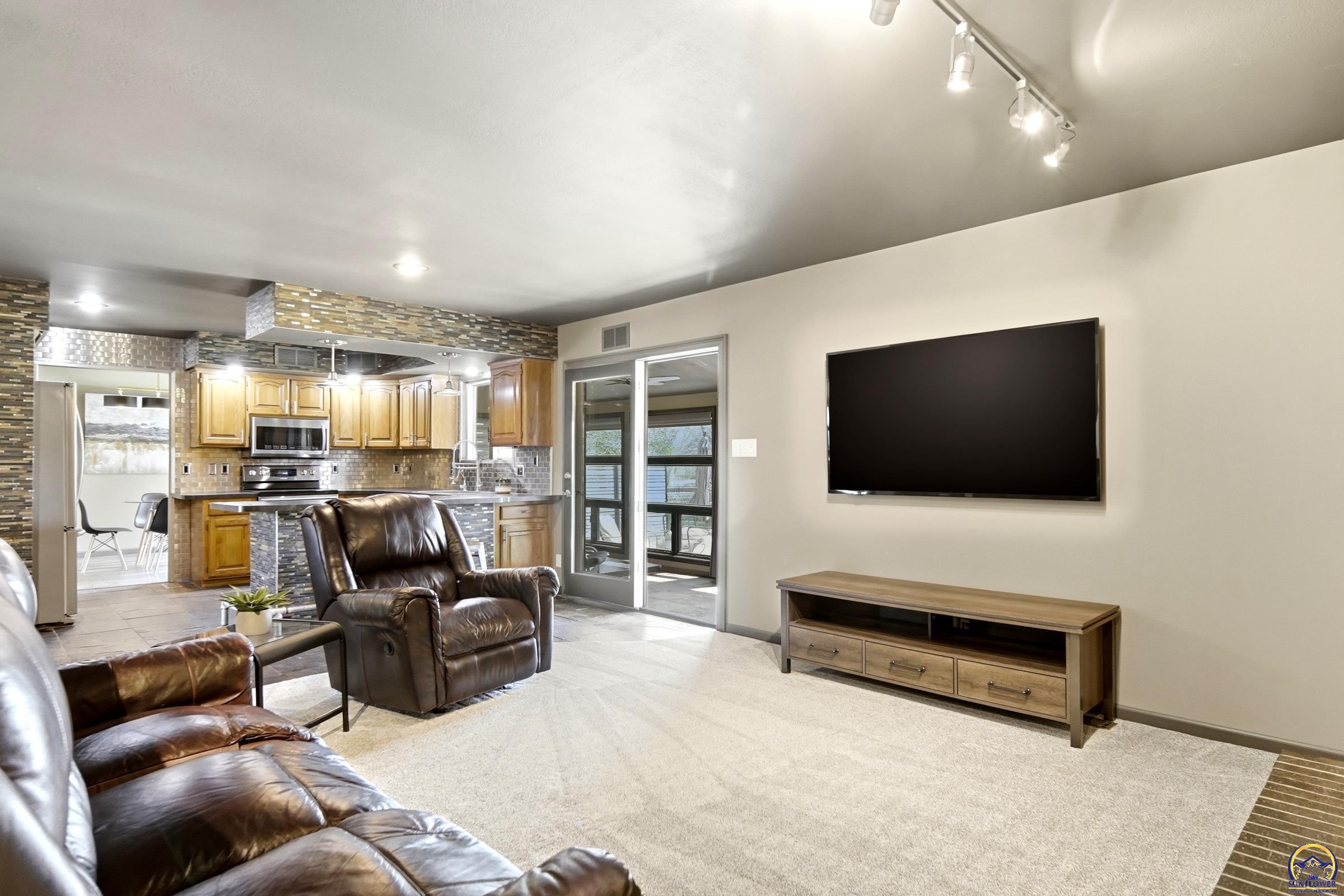 7601 Southwest Oxfordshire Road Topeka, KS 66614 - Photo 14 of 70