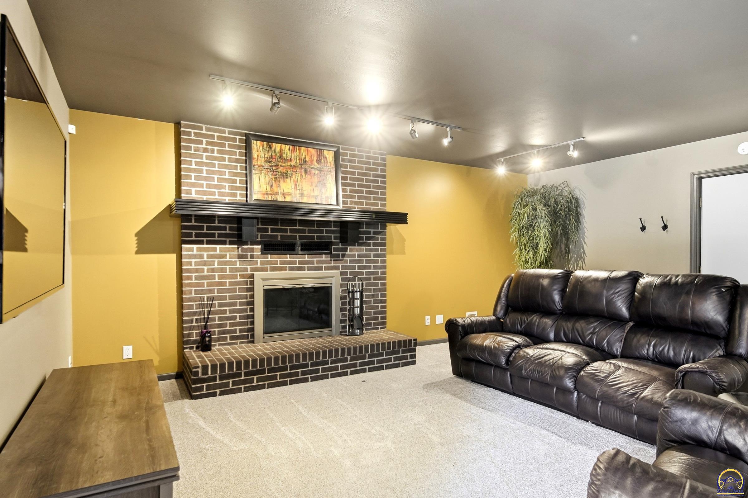 7601 Southwest Oxfordshire Road Topeka, KS 66614 - Photo 16 of 70