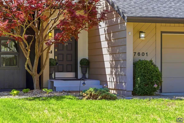 $399,900 | 7601 Southwest Oxfordshire Road, Topeka, KS 66614