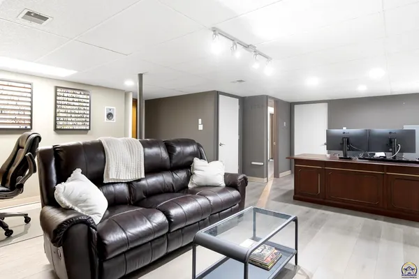 $399,900 | 7601 Southwest Oxfordshire Road, Topeka, KS 66614