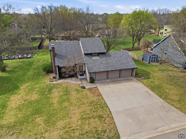 $399,900 | 7601 Southwest Oxfordshire Road, Topeka, KS 66614