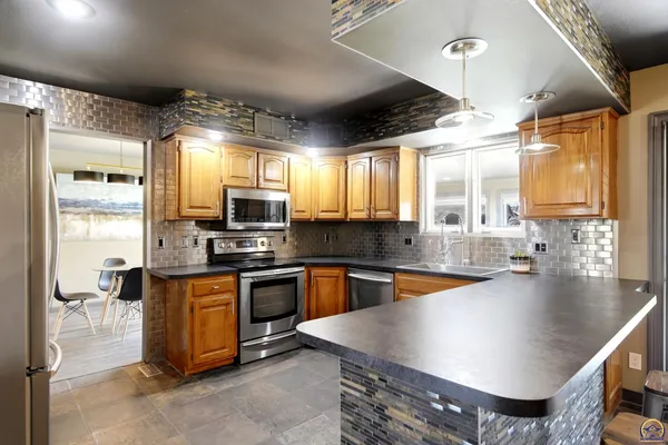 $399,900 | 7601 Southwest Oxfordshire Road, Topeka, KS 66614