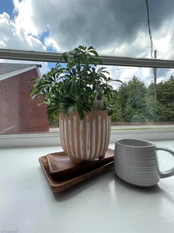1587 Mountain View Road King, NC 27021 - Photo 12 of 20 Large kitchen flowerbox window