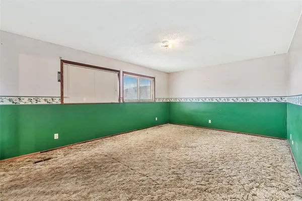 a view of a big room with closet and windows