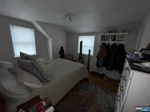a bed room with a bed and a closet