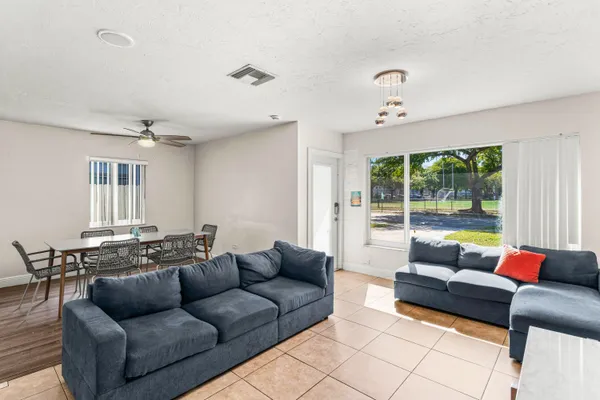 $3,500 | 1121 North 66 Terrace, Hollywood, FL 33024