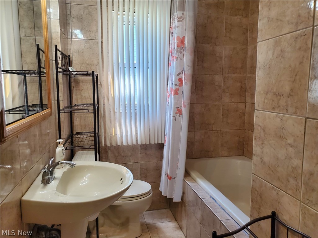 4024 Buxton Road Cleveland, OH 44121 - Photo 15 of 25 Full bathroom on main floor.