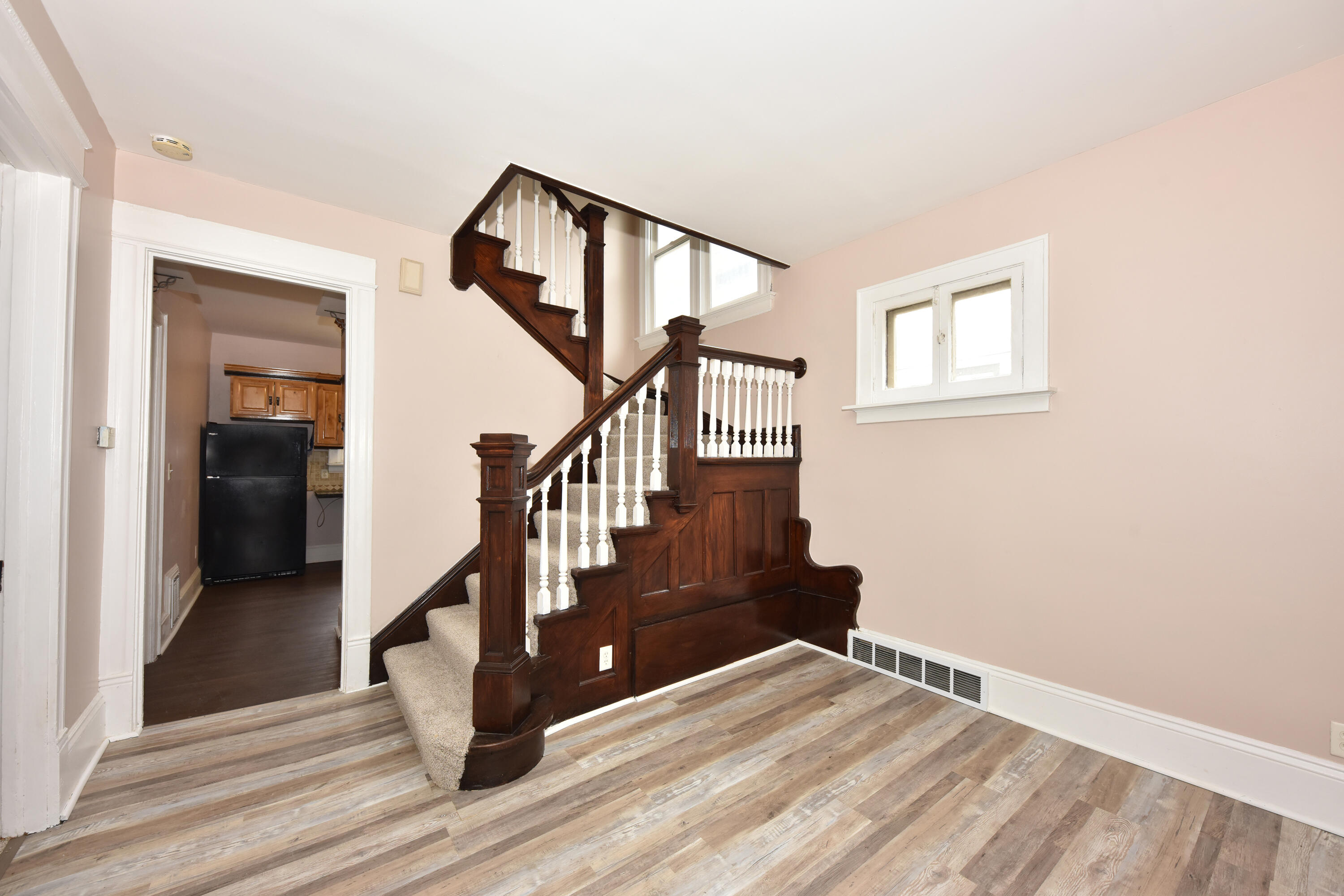 1238 North 33rd Street Milwaukee, WI 53208 - Photo 3 of 32 Entry Way/Seating Area