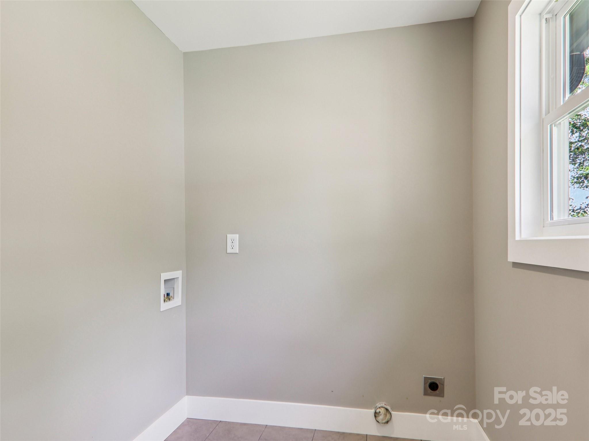 366 Ben Nevis Road Brevard, NC 28712 - Photo 20 of 48 a bathroom with a bathtub