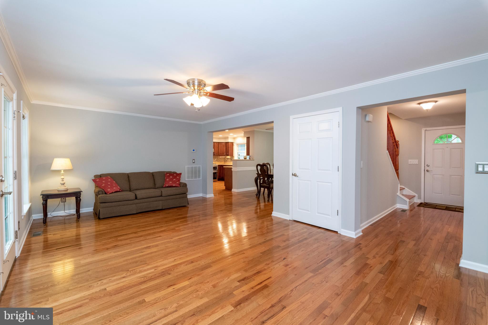 507 East Wheel Road Abingdon, MD 21009 - Photo 29 of 58 Large living room.