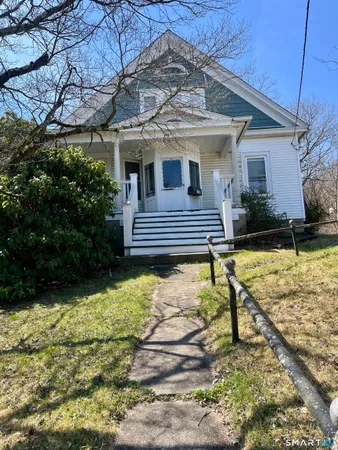 a view of a house with backyard