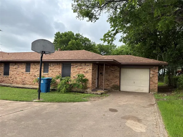 $1,350 | 106 Campbell Street, DeSoto, TX 75115