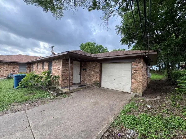 $1,350 | 106 Campbell Street, DeSoto, TX 75115