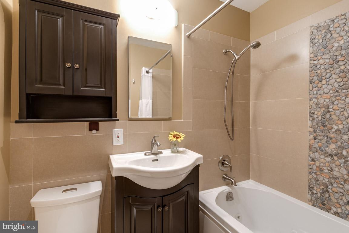 292 M Street Southwest, Unit 292 Washington, DC 20024 - Photo 16 of 29 Second bathroom upstairs with soaking tub