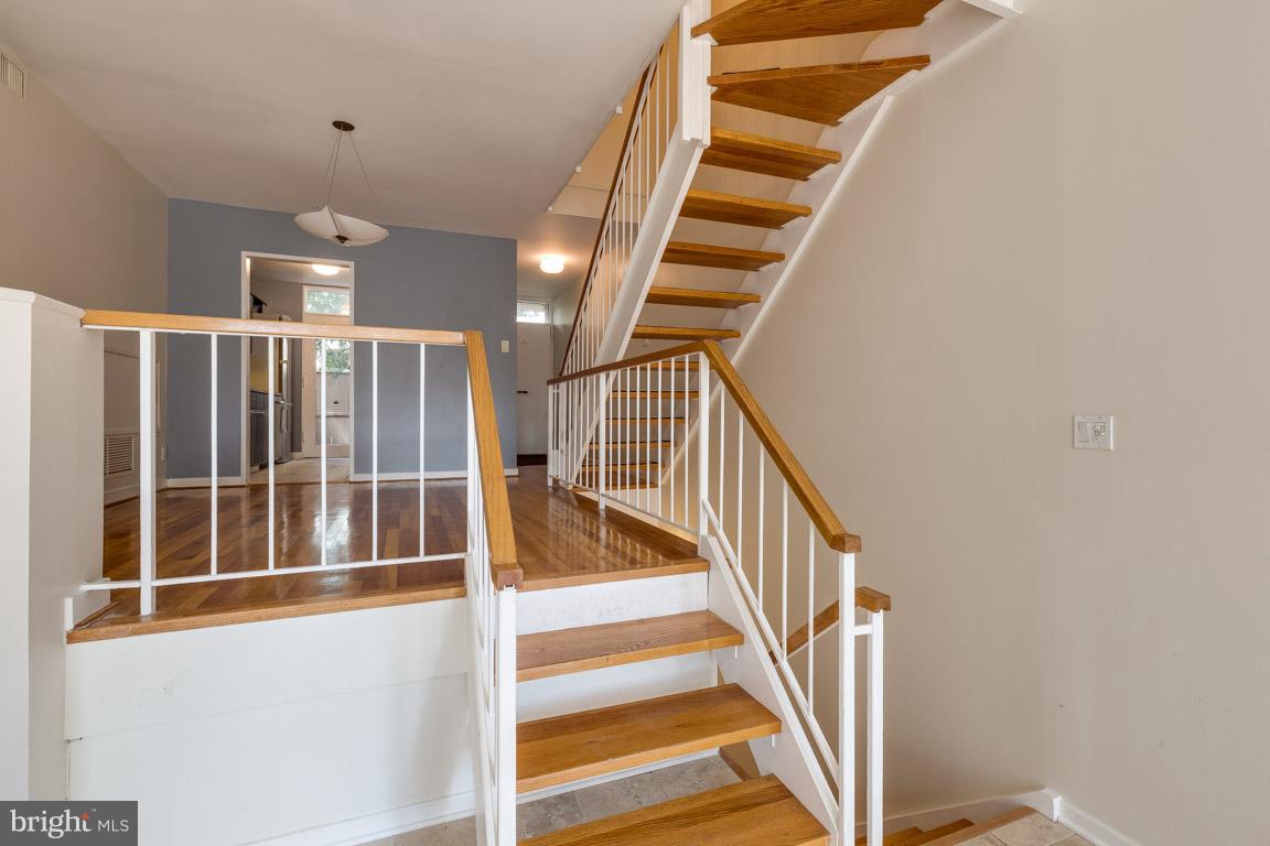 292 M Street Southwest, Unit 292 Washington, DC 20024 - Photo 5 of 29 Stylish floating staircases