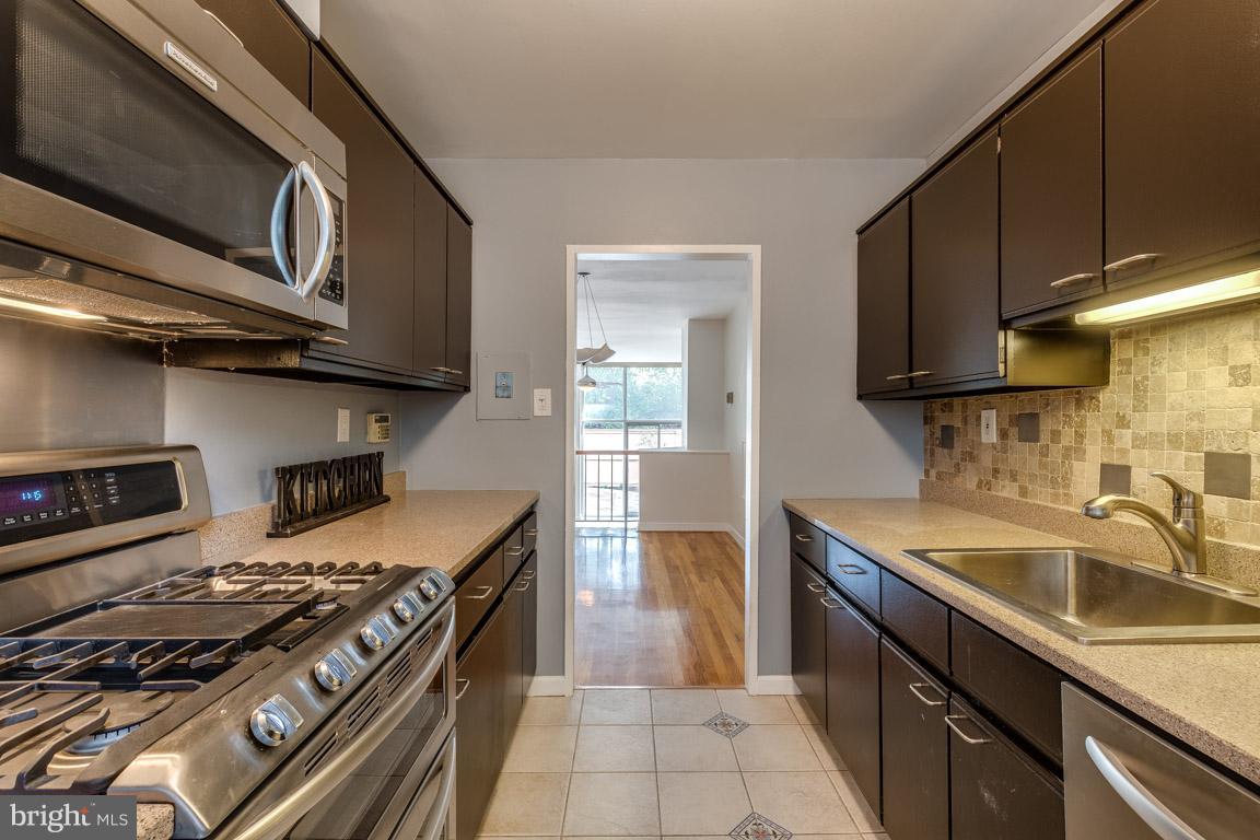 292 M Street Southwest, Unit 292 Washington, DC 20024 - Photo 6 of 29 Kitchen leads to your gated front yard