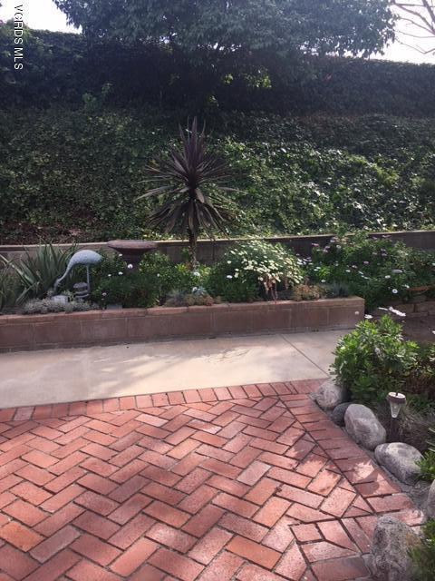 1088 Warwick Avenue Thousand Oaks, CA 91360 - Photo 10 of 11 a view of a yard