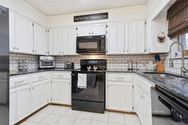 $379,000 | 109 East Moonlight Drive, Robinson, TX 76706