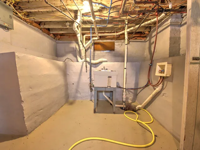 a view of a house with backyard and trees