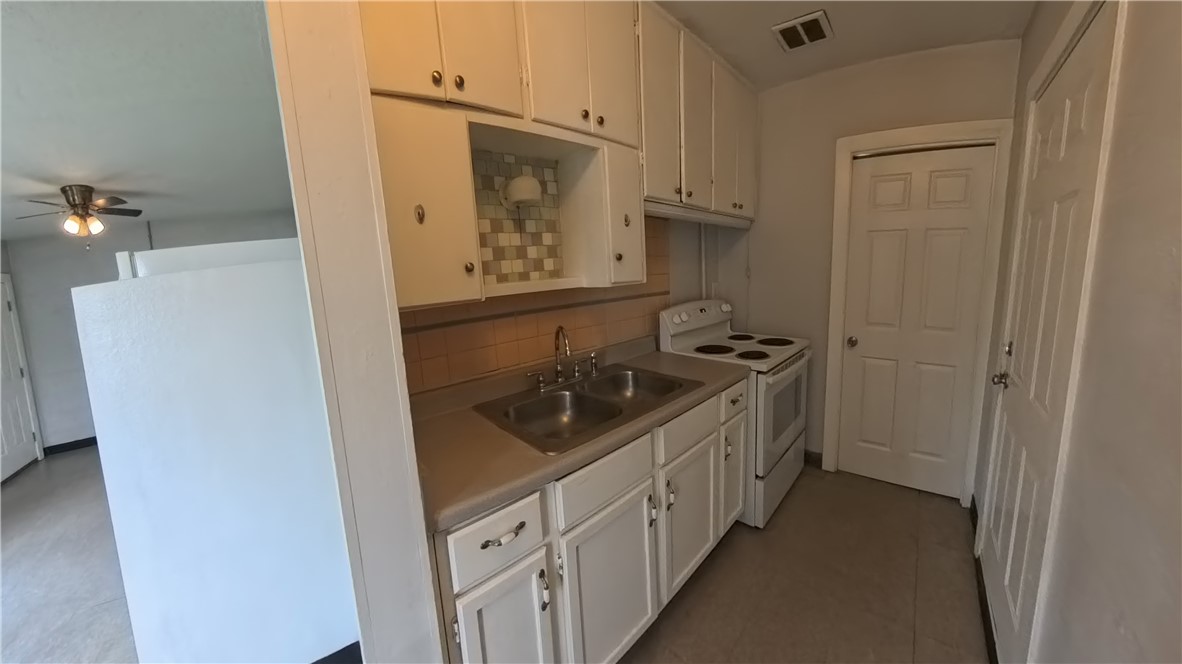 219 South 7th Street, Unit B Aransas Pass, TX 78336 - Photo 4 of 9