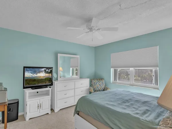 $2,500 | 4049 Ocean Drive, Unit 201, Vero Beach, FL 32963