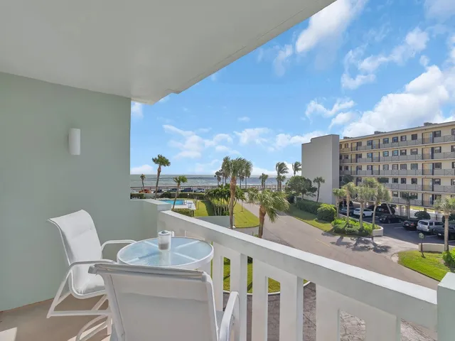 $2,500 | 4049 Ocean Drive, Unit 201, Vero Beach, FL 32963