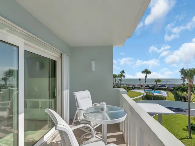 $2,500 | 4049 Ocean Drive, Unit 201, Vero Beach, FL 32963