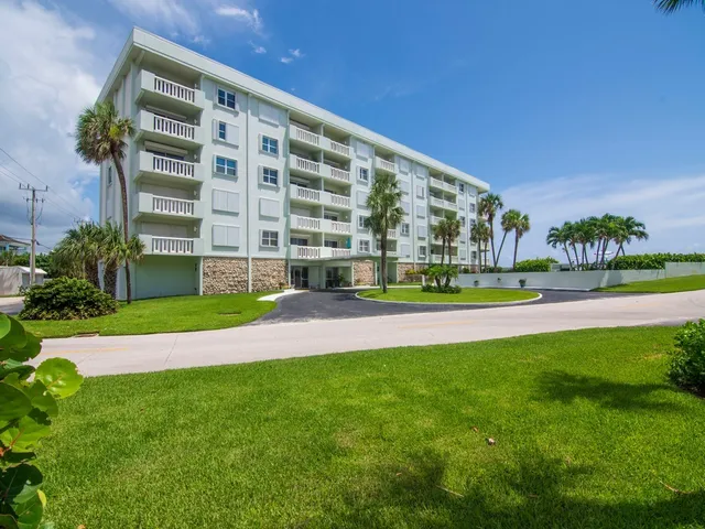 $2,500 | 4049 Ocean Drive, Unit 201, Vero Beach, FL 32963