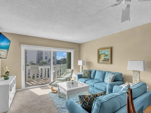 $2,500 | 4049 Ocean Drive, Unit 201, Vero Beach, FL 32963