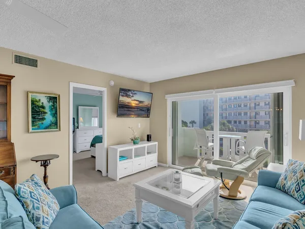 $2,500 | 4049 Ocean Drive, Unit 201, Vero Beach, FL 32963