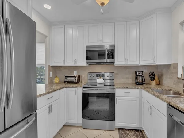 $2,500 | 4049 Ocean Drive, Unit 201, Vero Beach, FL 32963