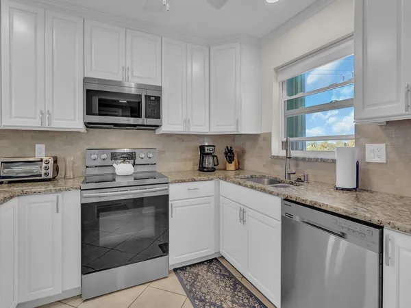 $2,500 | 4049 Ocean Drive, Unit 201, Vero Beach, FL 32963