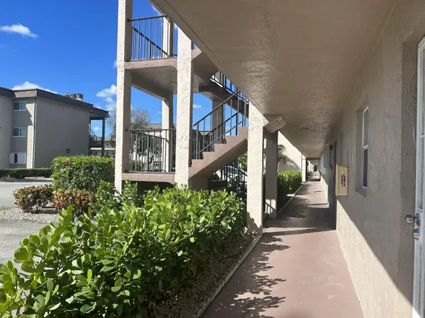 $1,350 | 729 Lori Drive, Unit 101, Palm Springs, FL 33461