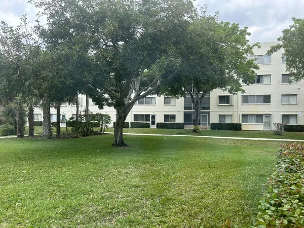 $1,350 | 729 Lori Drive, Unit 101, Palm Springs, FL 33461