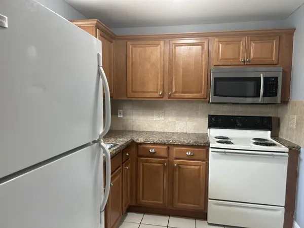 $1,350 | 729 Lori Drive, Unit 101, Palm Springs, FL 33461