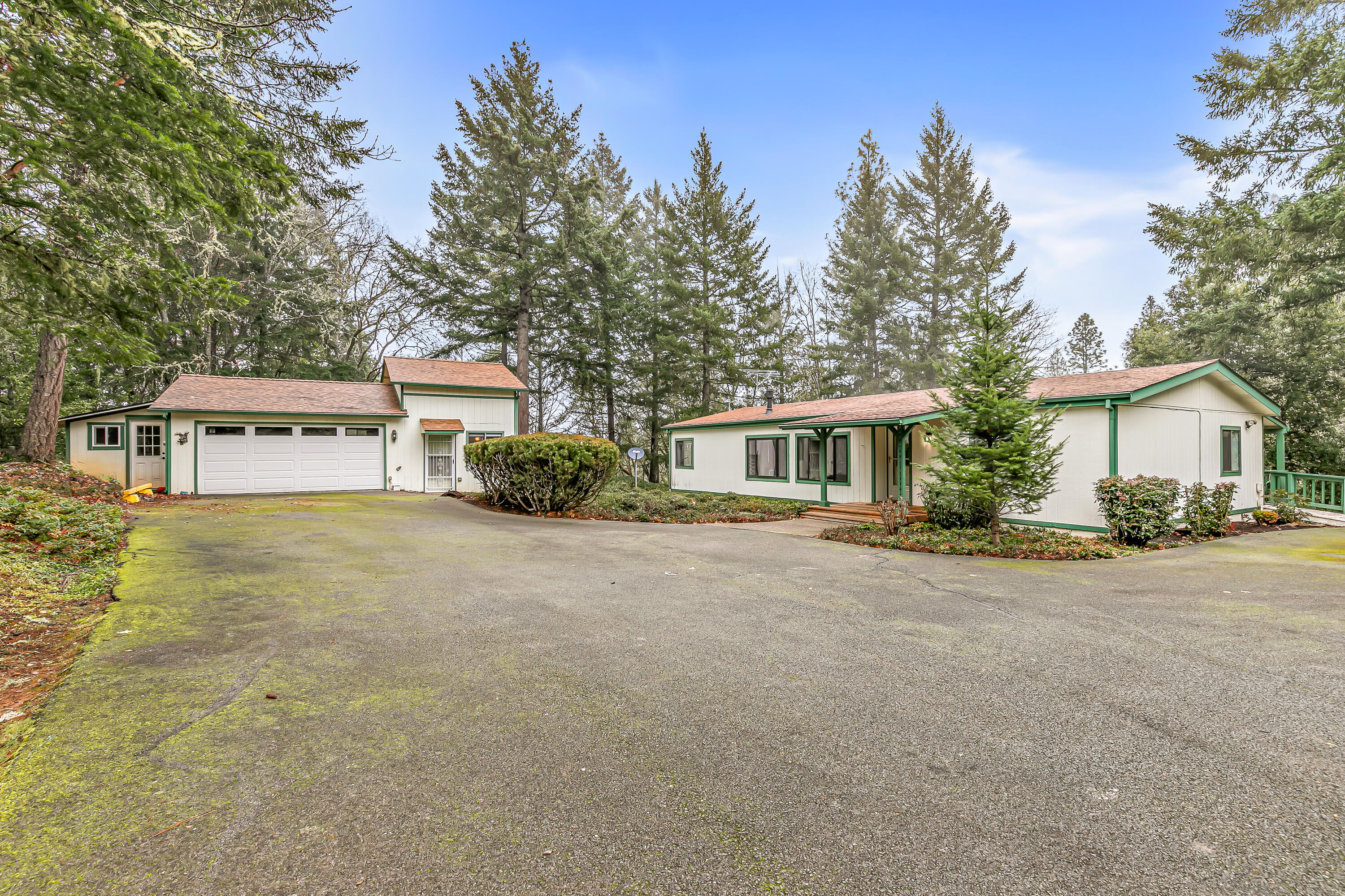420 Crystal Springs Road Grants Pass, OR 97527 - Photo 6 of 40 Front one