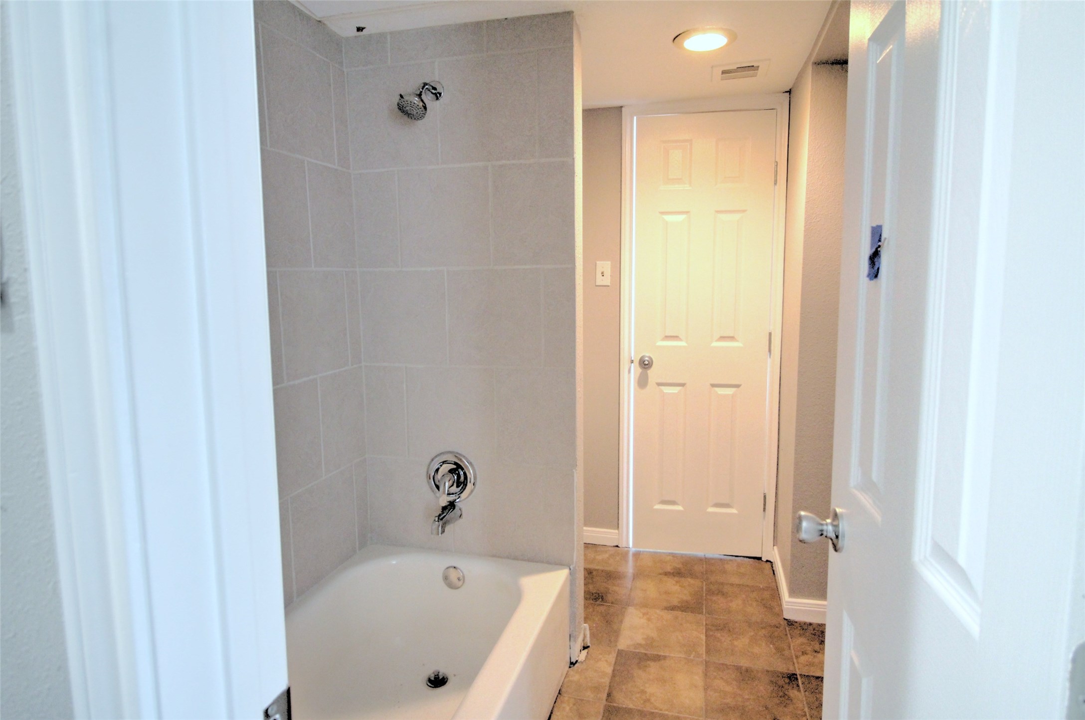 16120 Stuebner Airline Road, Unit 601 Spring, TX 77379 - Photo 5 of 12 a bathroom with a tub shower and a sink