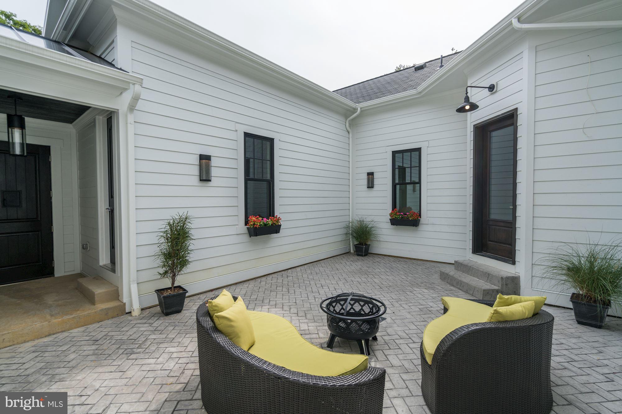 6166 Cobbs Road Alexandria, VA 22310 - Photo 26 of 30 Private Open-Air Courtyard