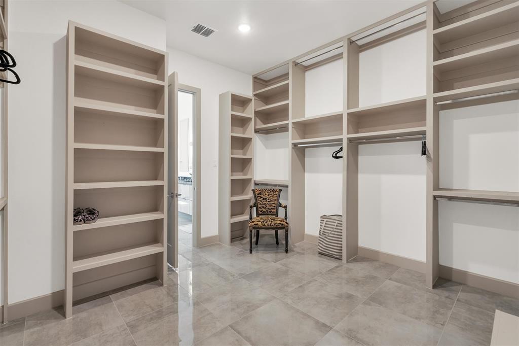 7519 Robin Road Dallas, TX 75209 - Photo 22 of 40 View of walk in closet
