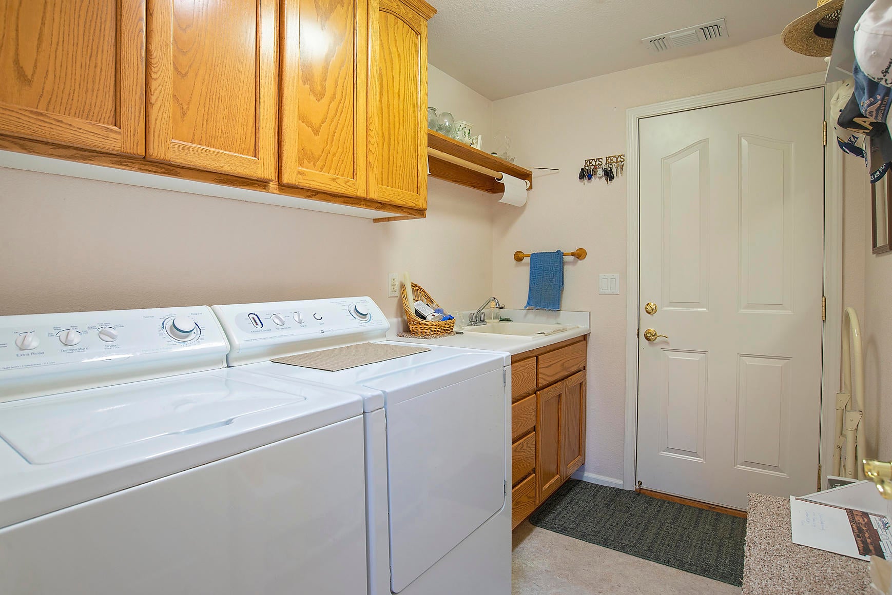 2462 Rabun Way Central Point, OR 97502 - Photo 18 of 31 Utility Room